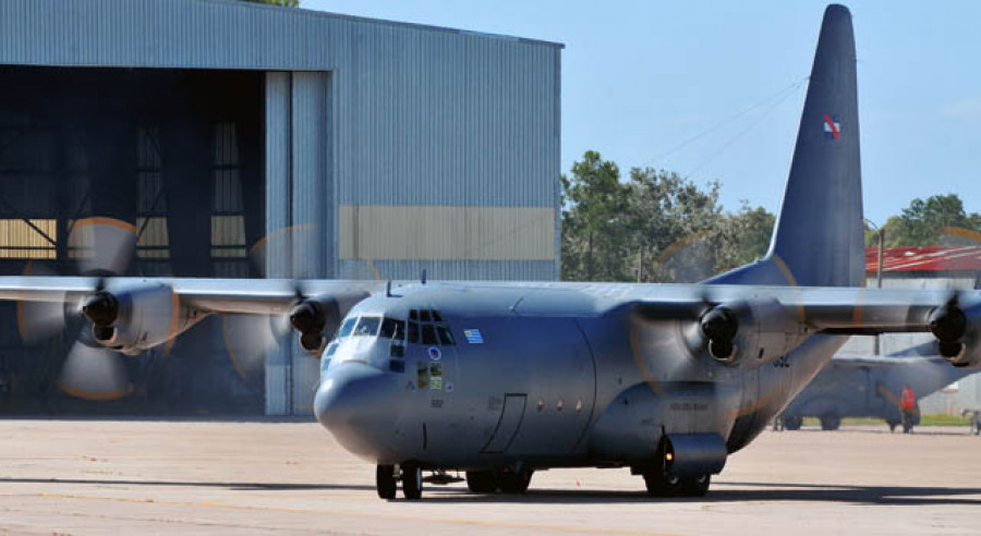 El avión C-130B,  FAU 592, que será sometido a mantenimiento. Foto: Fuerza Aérea Uruguaya.