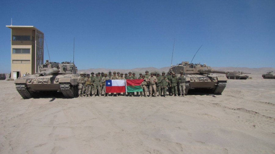 El desierto unió a los tanquistas de Leopard 2A4 de Chile y Canadá. Foto: Ejército de Chile