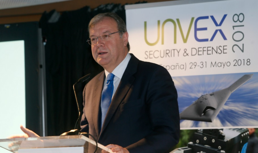 El alcalde de León, Antonio Silván, durante su intervención en la presentación de UNVEX S&D. Foto: Pepe Díaz