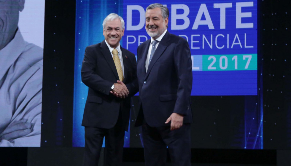 Sebastián Piñera y Alejandro Guillier en el último debate presidencial. Foto: Asociación Nacional de Televisión