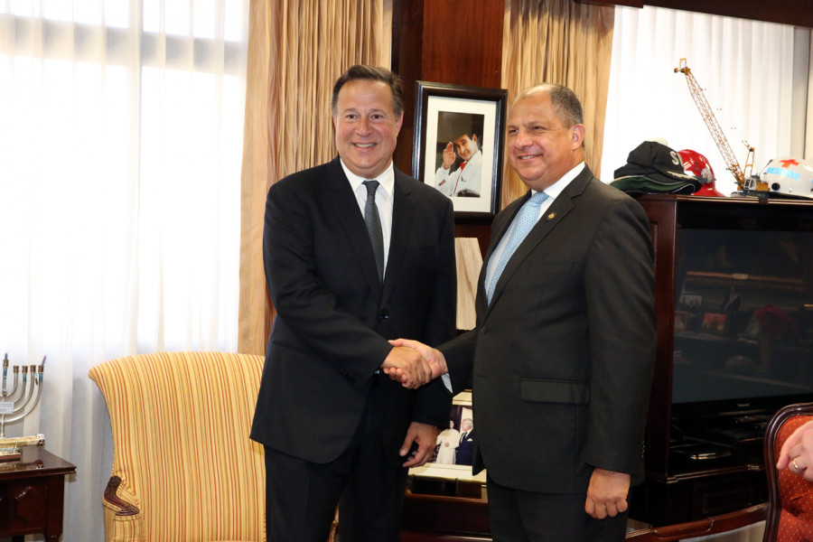 El presidente de Panamá, Juan Carlos Varela izquierda, en reunión con su par de Costa Rica. Foto: Presidencia de Panamá.