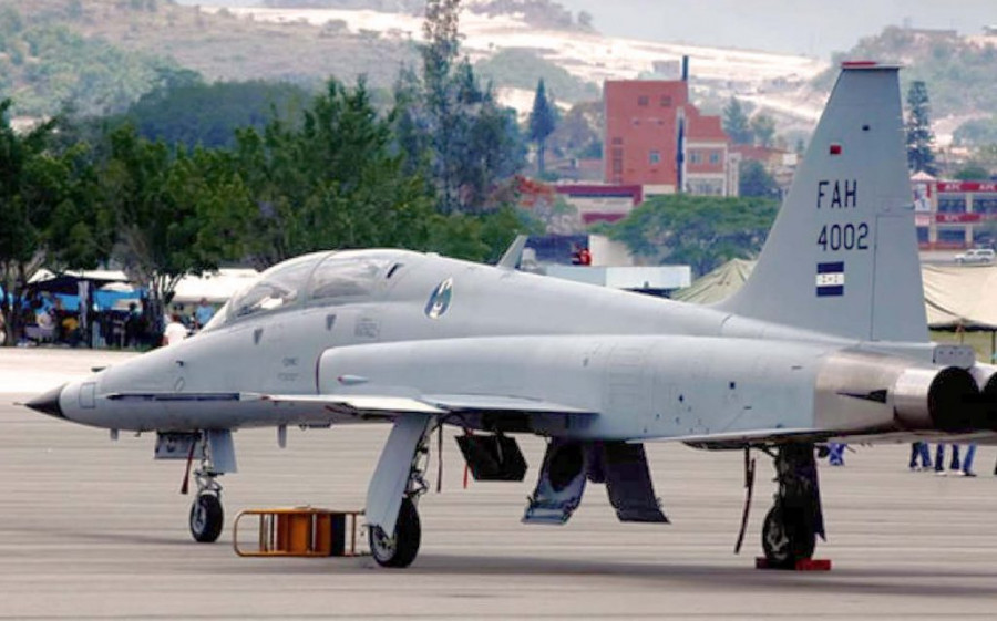 Caza biplaza Northrop F-5F de la Fuerza Aérea Hondureña que será modernizado. Foto: Secretaría de Defensa de Honduras.