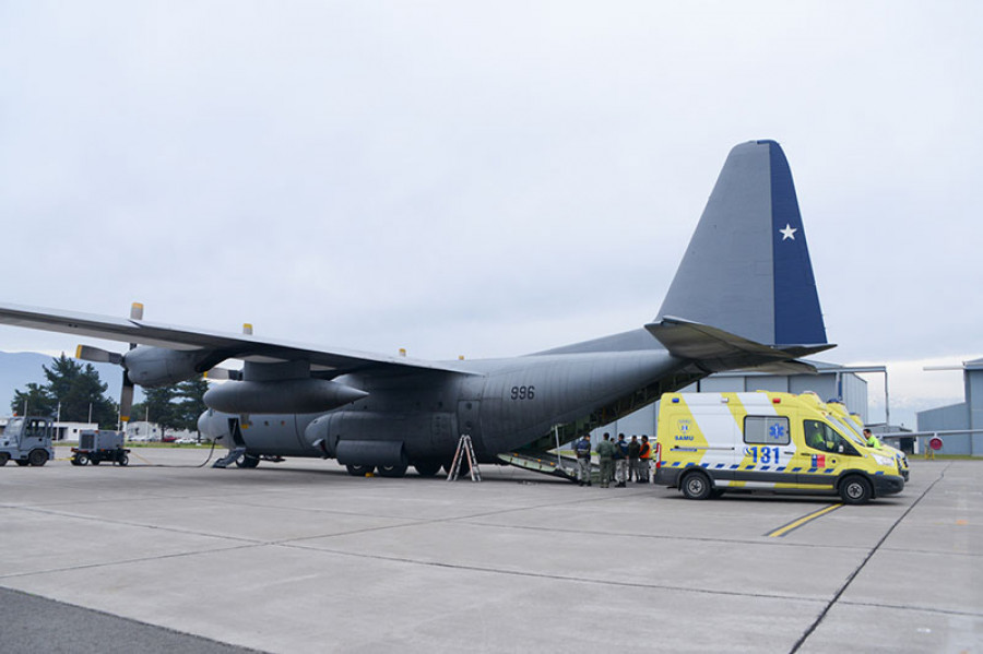 Transporte de heridos en un avión C-130H Hercules del Grupo de Aviación N°10. Foto: FACh