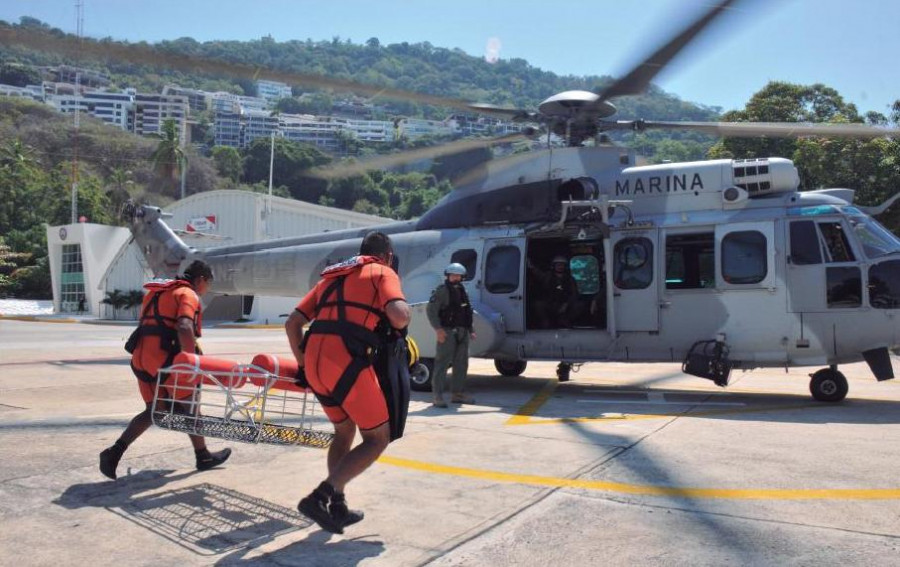 Un helicóptero de la Marina preparándose para salir.