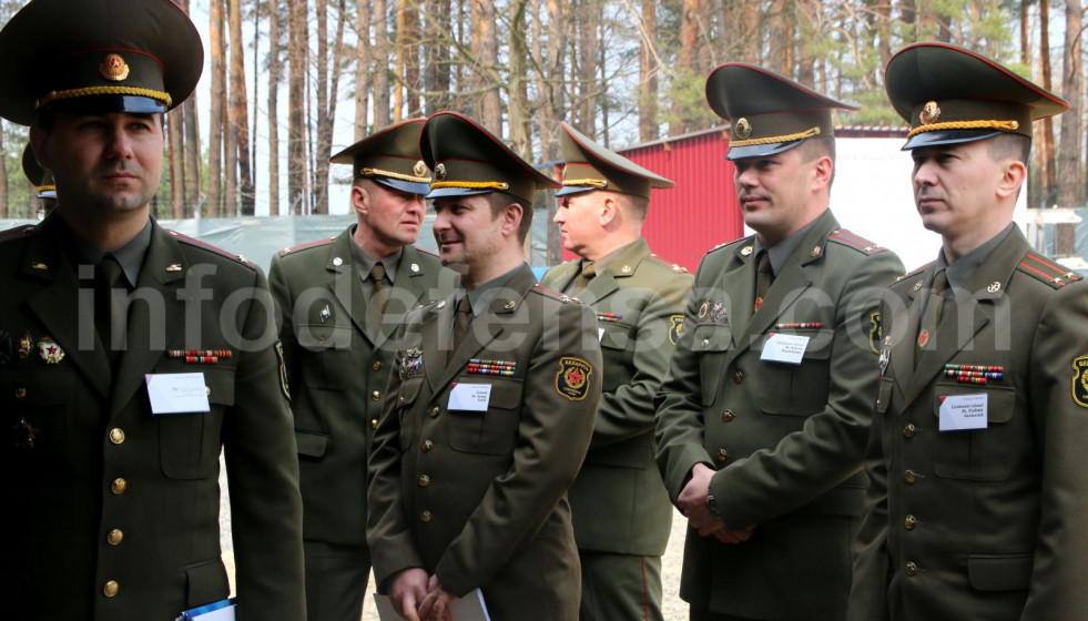 Foto: Oficiales bielorrusos en una base militar del país. Foto: Ginés Soriano Forte  Infodefensa.com