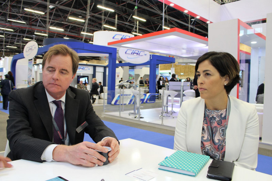 Marc Collins y Patricia Tobar en el stand de BAE en Expodefensa. Foto: N.G.P.