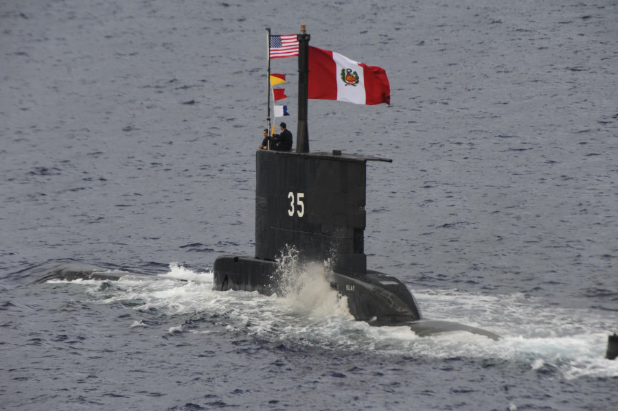El submarino SS-35 BAP Islay´, gemelo del BAP Arica en ejercicios con la Armada de EEUU. Foto: U.S. Navy.
