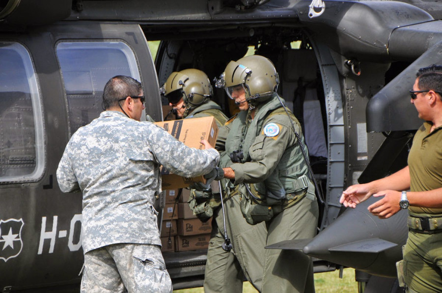 Tripulación de S-70A Black Hawk de la FACh en operaciones de ayuda humanitaria. Foto: FACh.