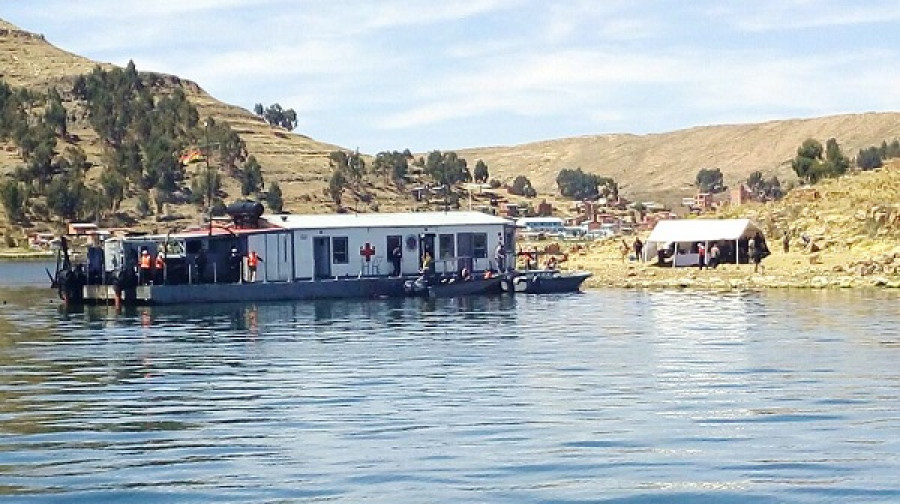 El buque hospital Julián Apaza´ de la Armada Boliviana en el lago Titicaca. Foto: Agencia Boliviana de Información.