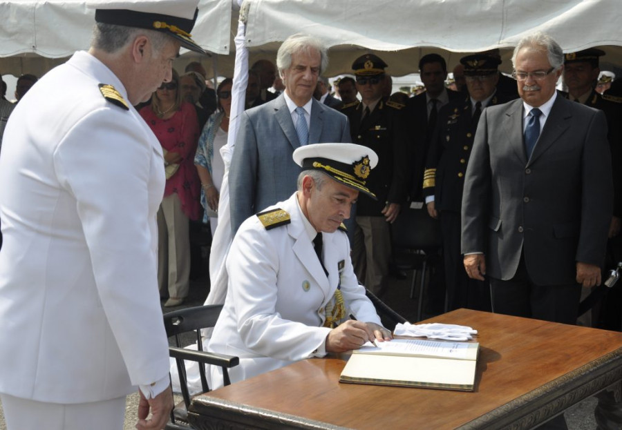 El almirante Carlos Abilleira asumiendo el comando de la Armada. Foto: Presidencia del Uruguay.