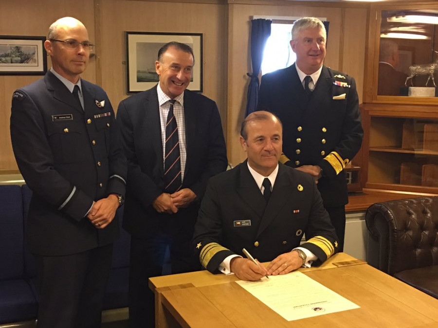 El vicealmirante Kurt Hartung firma el acta de creación del grupo de usuarios del CAMM. Foto: Royal Navy.