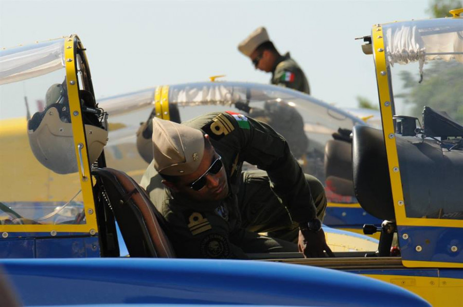 Cadete de la Escuela de Aviación Naval de la Armada de México sube a su avion Zlin 242L. Imagen Semar