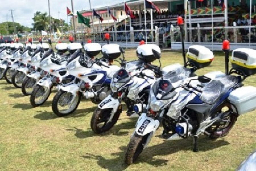 Motocicletas donadas por el gobierno chino a la Fuerza de Policía de Guyana. Foto: Department of Public Information.