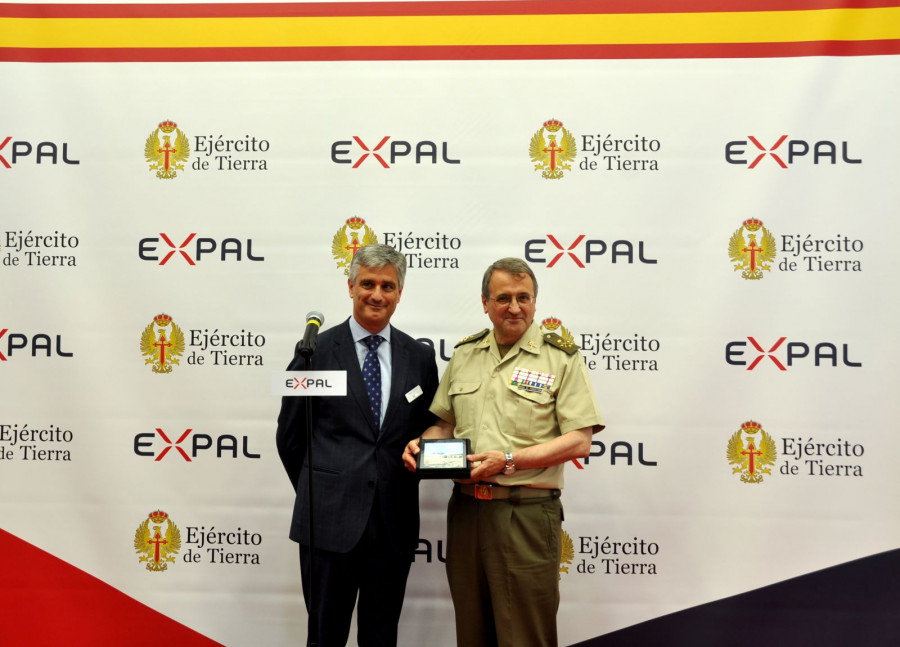 El director de Expal, Pedro Sallent, y el jefe del MALE, general Pardo de Santayana. Foto: Expal