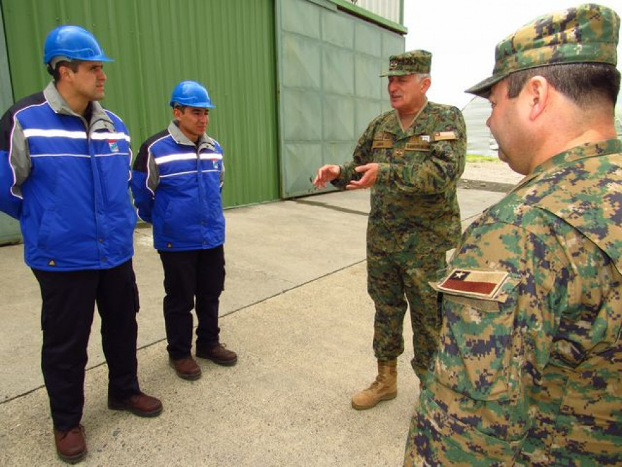 El general Jara con personal de Famae durante su visita a las instalaciones de la empresa en la región de Magallanes. Foto: Famae