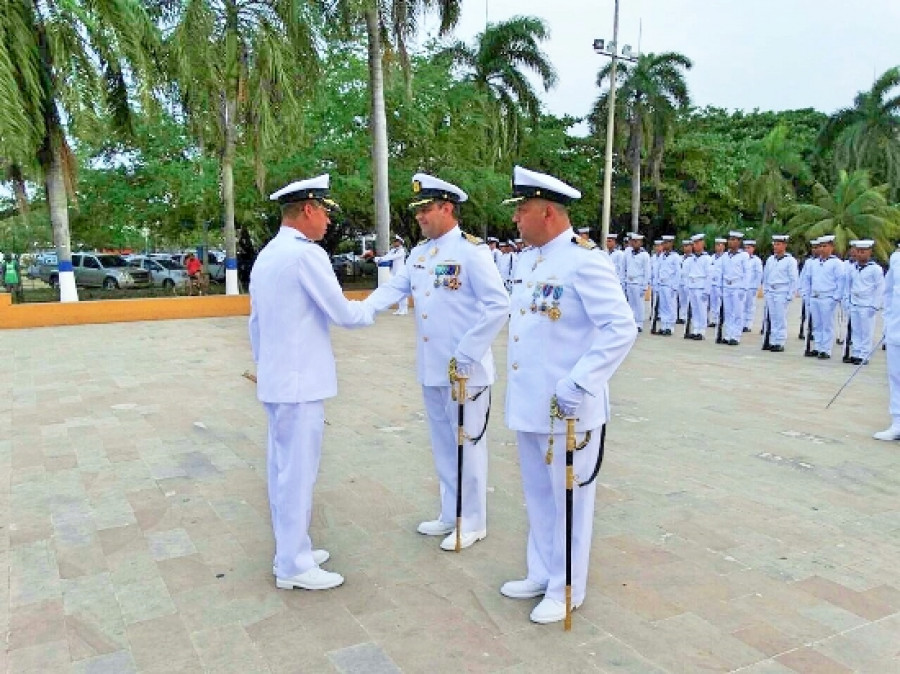 Los oficiales durante la ceremonia de relevo, foto ARC