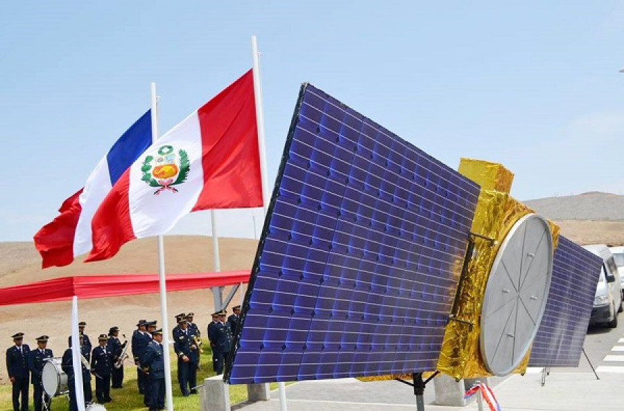 Maqueta del PeruSat-1 en la sede del Cnois. Foto: Embajada de Francia en Perú.