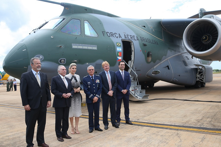 O presidente Michel Temer e autoridades posam junto ao KC390 na Base Aérea de Brasília. imagem: Agência Brasil