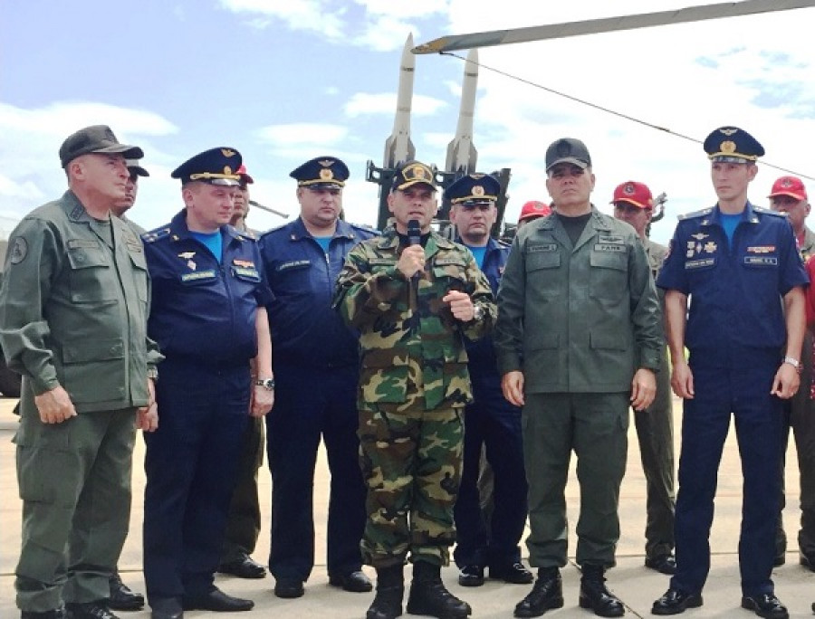 El comandante del Ceofan, almirante en jefe Remigio Ceballos, da la bienvenida a los militares rusos. Foto: Comando Estratégico Operacional.