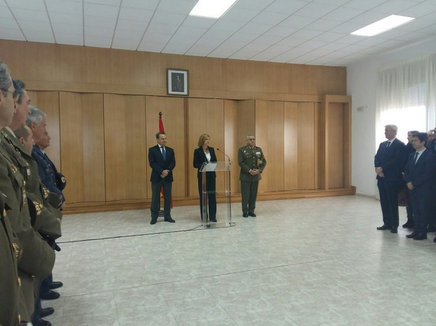 La ministra Cospedal, junto al alcalde de Huesca, anuncia la reapertura del cuartel. Foto: Ayto de Huesca