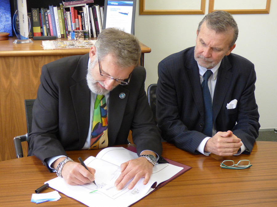 Firma del acuerdo de coordinación de búsqueda y rescate aéreo entre Chile y Nueva Zelanda. Foto: Maritime New Zealand