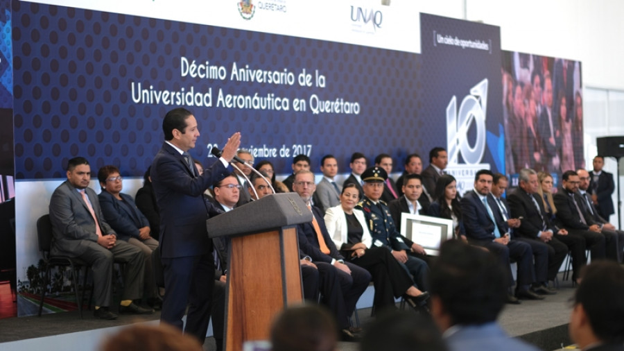 El gobernador de Querétaro en la ceremonia por los 10 años de la UNAQ. Foto Gobierno del Estado de Querétaro.