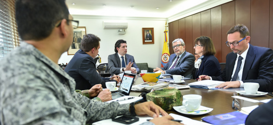 Fernández de Soto y Busic durante la reunión de ayer en Bogotá. Foto: Ministerio de Defensa de Colombia