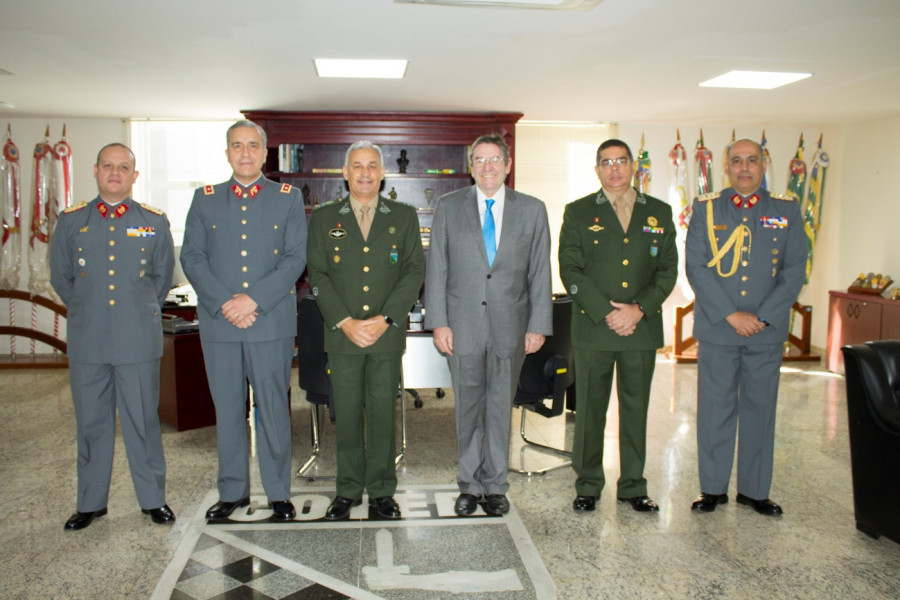 Representantes de los Ejércitos de Brasil y Chile en intercambio de experiencias en doctrina. Foto: Ejército de Chile.