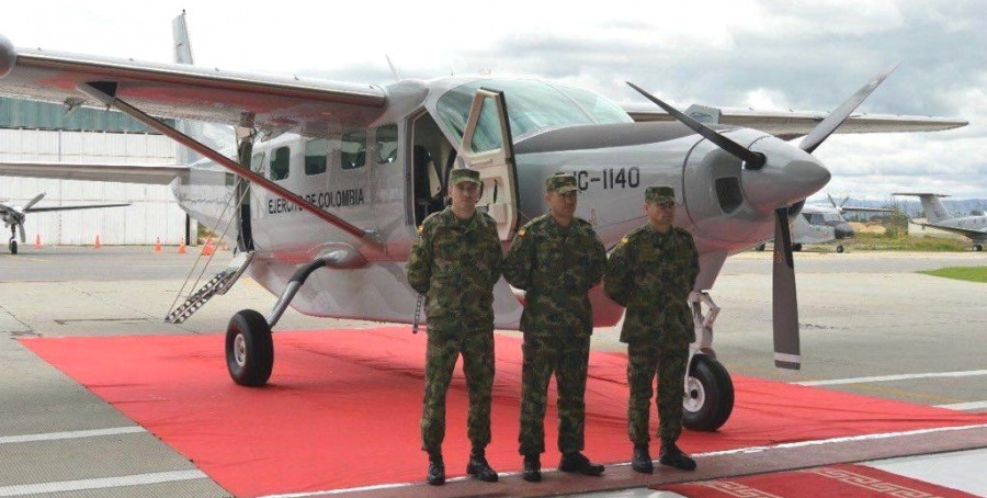 El avión durante la ceremonia de recepción y bendición. Fotos: Ejército