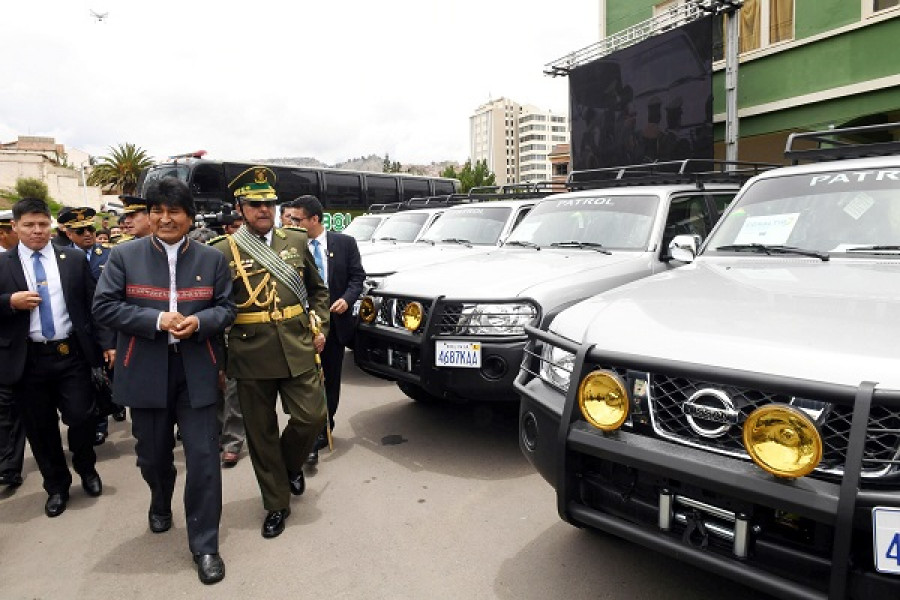 El presidente Morales pasa revista a los vehículos donados a la Policía. Foto: Agencia Boliviana de Información.