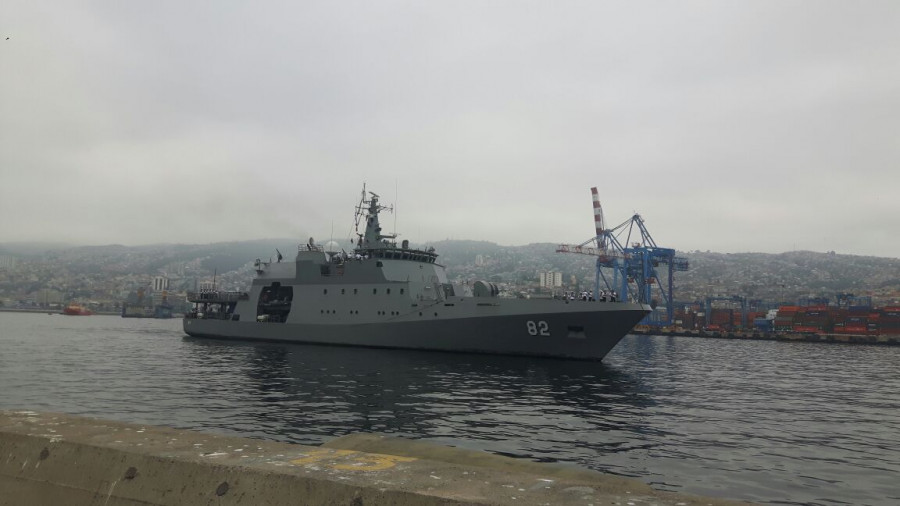 El OPV-82 Comandante Toro en maniobra de ingreso al molo de abrigo de Valparaíso. Foto: Armada de Chile