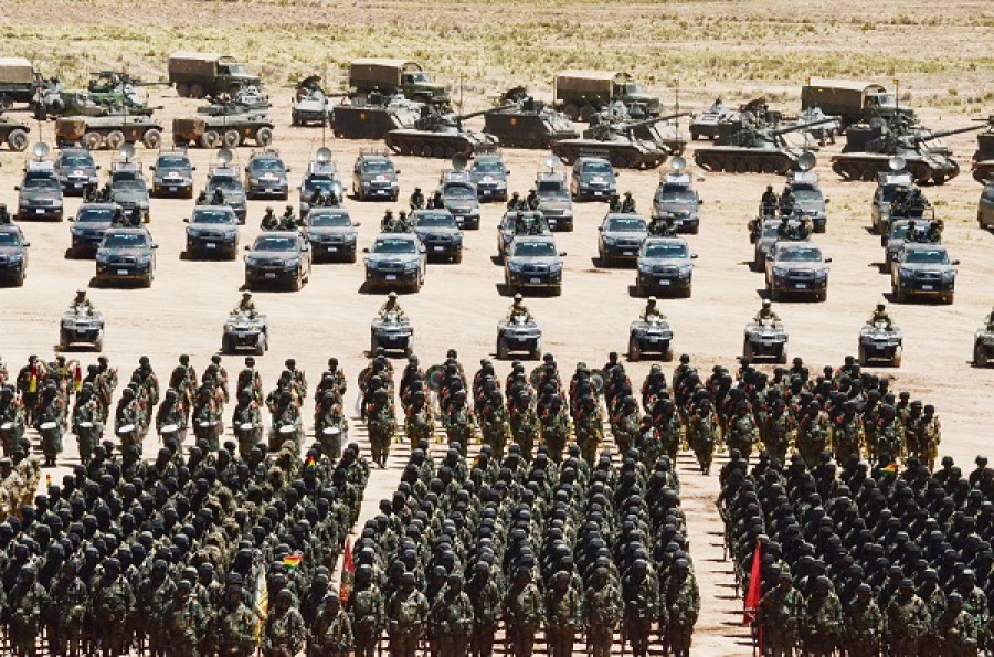 Vista del despliegue militar en la zona desértica de Patacamaya. Foto: Agencia Boliviana de Información.