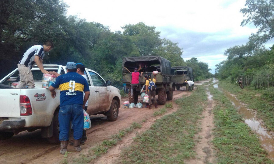 Vehículos del Ejército ayudan a los evacuados. Foto: FFAA.