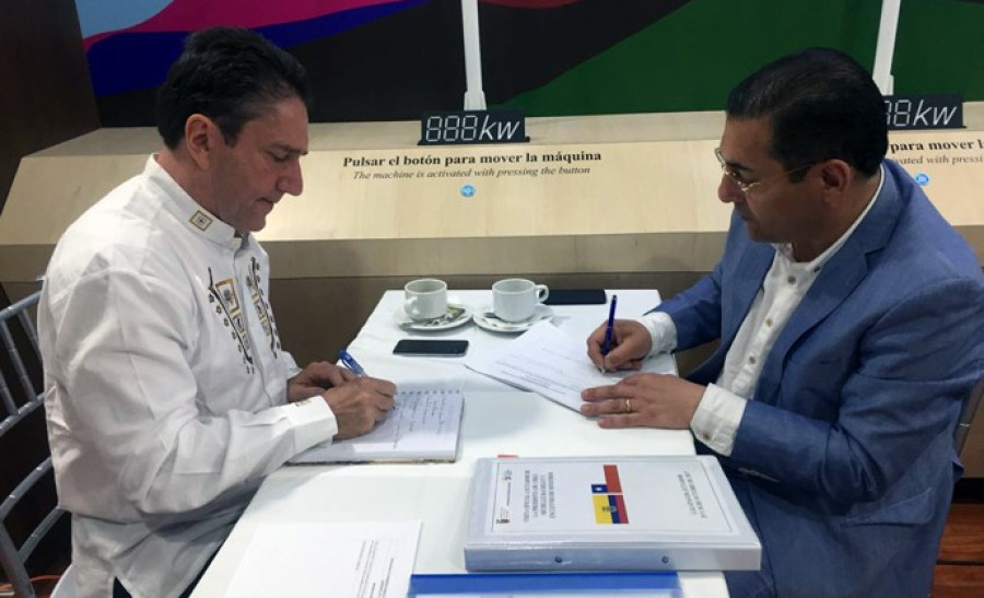 José Antonio Gómez y Patricio Zambrano en la firma del acuerdo. Foto: Ministerio de Defensa de Chile.
