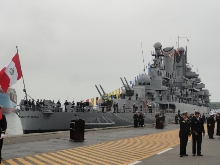 El crucero BAP Almirante Grau en la Base del Callao durante la ceremonia de desactivación. Foto: Peter WatsonInfodefensa.
