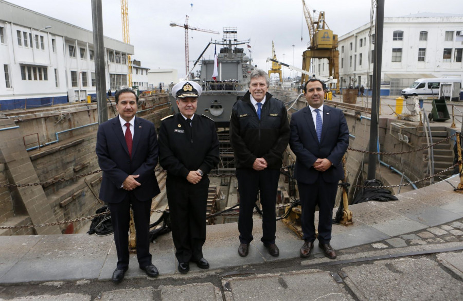 Alberto Espina junto a su equipo de subsecretarios y el almirante Julio Leiva tras visita a fragata Cochrane. Foto: Ministerio de Defensa