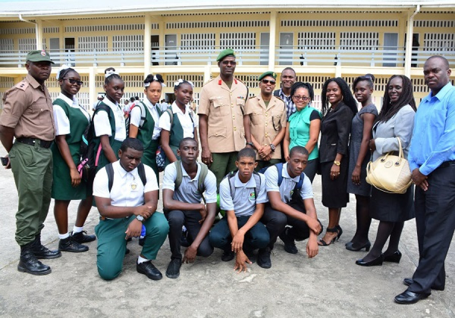 Jóvenes, educadores e instructores militares del National Cadet Corps. Foto: Guyana Defence Force.