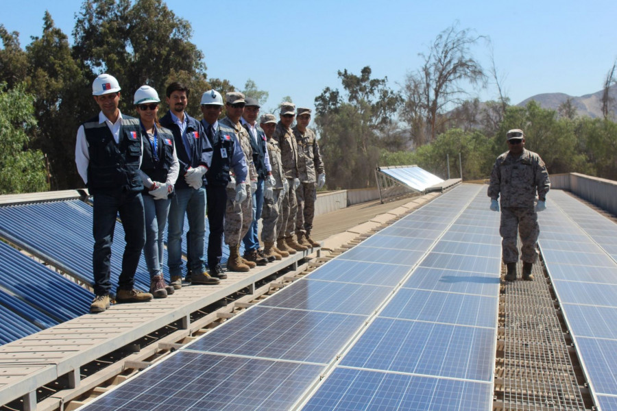 Los paneles solares fotovoltaicos reducen la emisión de gases de efecto invernadero dañinos para el medio ambiente. Foto: Ejército de Chile