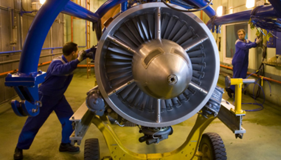 Imagen de archivo de operarios junto a una turbina. Foto: ITP