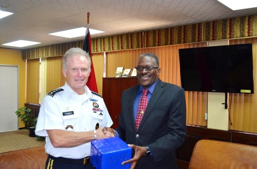 El general Thomas y el ministro Dillon durante el encuentro. Foto: Ministry of National Security of Trinidad & Tobago.