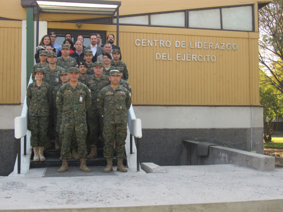 El coronel Juan Solari junto a parte del equipo del Centro de Liderazgo del Ejército. Foto: Cedoc Ejército de Chile