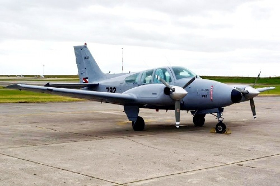 Avión Beechcraft UB-55 Baron de la Fuerza Aérea Uruguaya. Foto: Ministerio de Defensa del Uruguay.