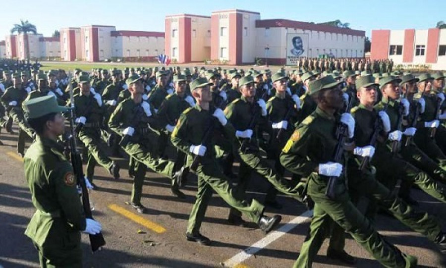 Desfile de alumnos de la Escuela Interarmas de las Fuerzas Armadas Revolucionarias. Foto: Granma.