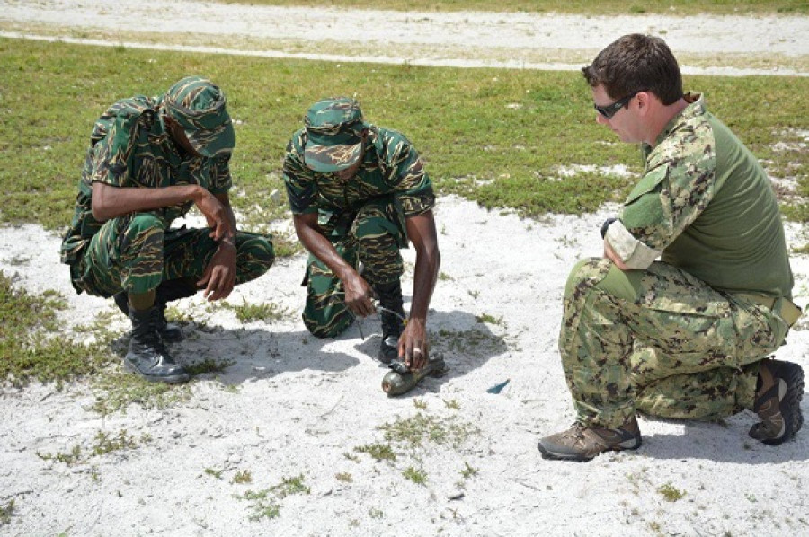 Un instructor estadounidense entrena a militares guyaneses a manipular una granada de mortero. Foto: Guyana Defence Force.