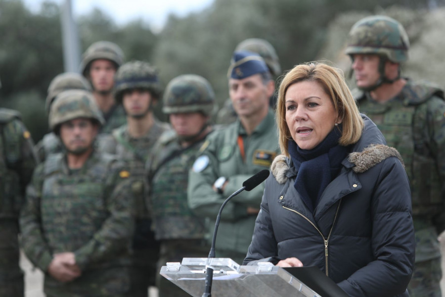La ministra de Defensa, María Dolores de Cospedal interviene en unos ejercicios militares. Foto: Iñaki Gómez  MDE