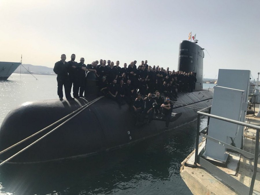 Tripulación del submarino Mistral en el puerto de Augusta. Foto: Armada