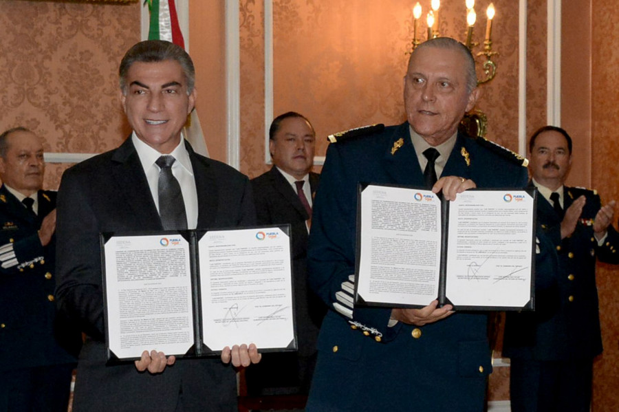 Firma del convenio entre la Sedena y Gobierno de Puebla. Foto: Sedena.