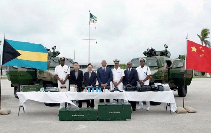 Ceremonia de entrega del material donado por Beijing, donde se aprecian los dos blindados China Tiger. Foto: Royal Bahamas Defence Force.