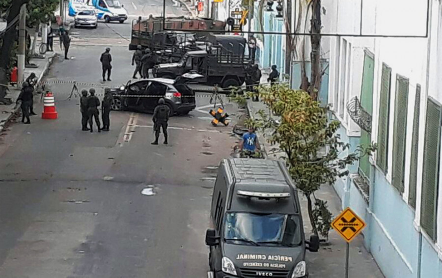 Cena do confronto entre soldados e traficantes no Rio de Janeiro