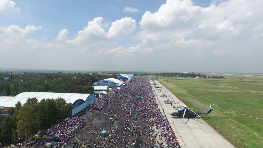 Miles de personas en el área de espectáculos aéreos de Santa Lucía.